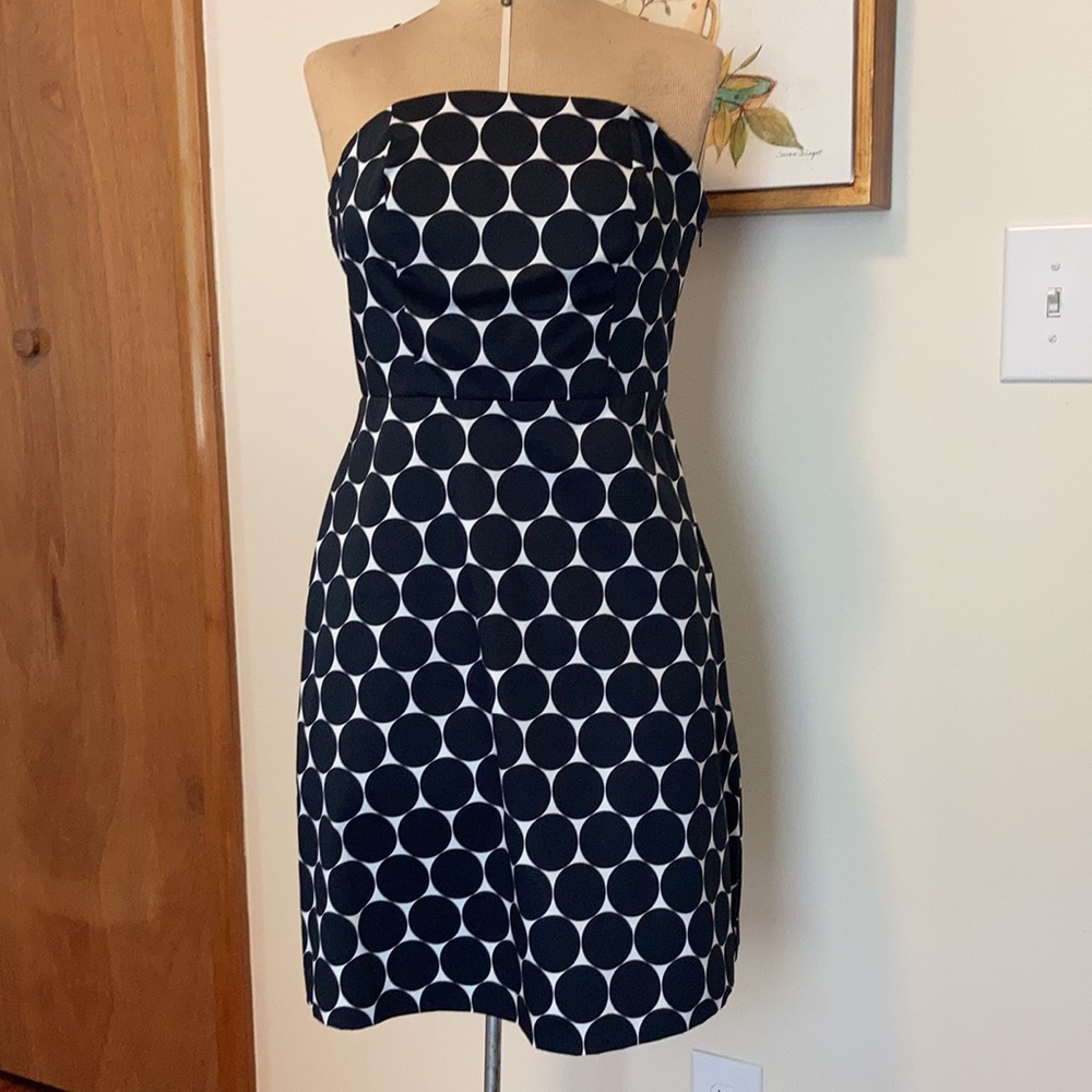 Black and white strapless dress. Modern print.